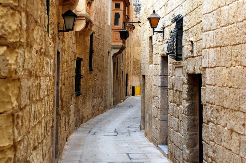 Mdinas-medieval-narrow-winding-streets-date-to-the-Arab-period-while-the-grander-half-was-rebuilt-by-the-Knights.-1